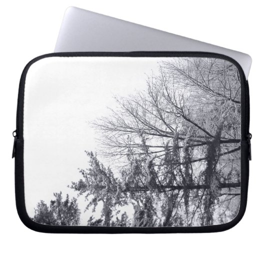 Schneebedeckte Bäume: Vertikal Laptopschutzhülle (Vorderseite)