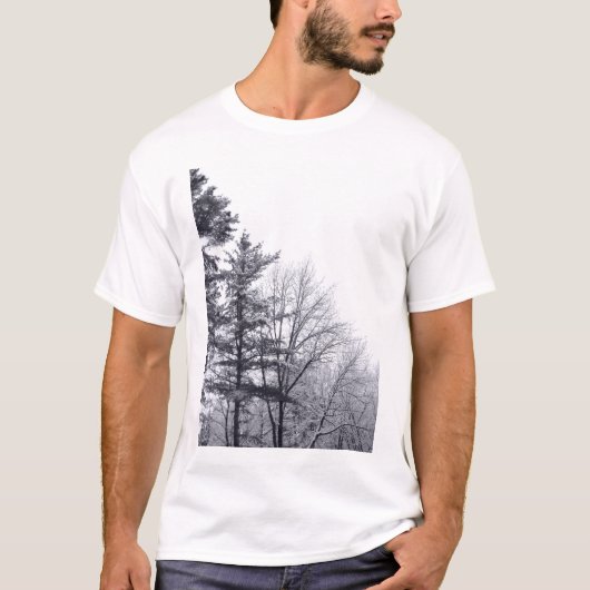 Schneebedeckte Bäume: Vertikal T-Shirt (Vorderseite)