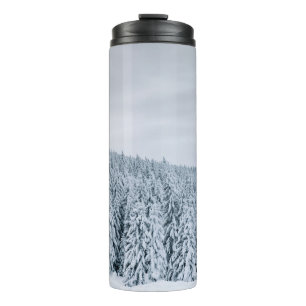 SCHNEEBEDECKTE BÄUME WÄHREND DES TAGES THERMOSBECHER