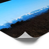 Schneebedeckte Berge hinter Persimmonfeld Poster (Ecke)