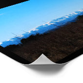 Schneebedeckte Berge hinter Persimmonfeld Poster (Ecke)