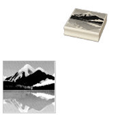 Schneebedeckte Berge in einem See Gummistempel (Stempel)