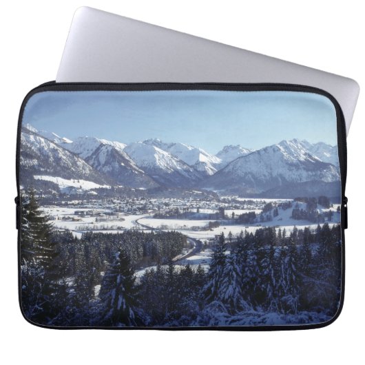 SCHNEEBEDECKTE BERGE LAPTOPSCHUTZHÜLLE (Vorderseite)