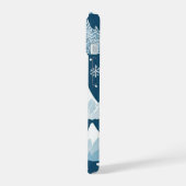 Schneebedeckte Berge mit Kiefernwäldern Schneefloc iPhone 15 Hülle (Linke Seite)