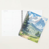 Schneebedeckte Berge und üppiger Grünwald Planer (Anzeige)