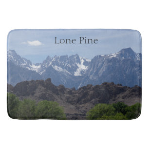 Schneebedeckte Berge von Lone Pine Badematte