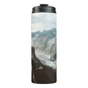 SCHNEEBEDECKTE BERGE WÄHREND DES TAGES THERMOSBECHER
