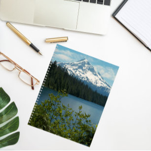 Schneebedeckte Berghütte und Landschaftliche Seenl Notizblock