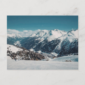 Schneebedeckte Bergpanorama-Reise im Vintage-Stil Postkarte