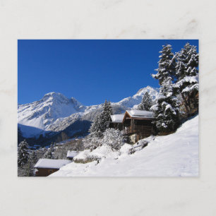 Schneebedeckte Blockhütten in der Schweiz Postkarte