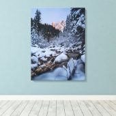 Schneebedeckte Geisler-Bergkette Leinwanddruck (Insitu (Holzboden))