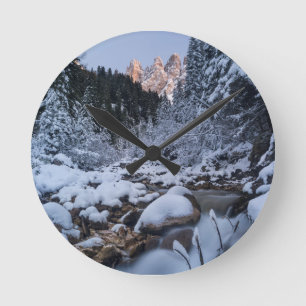 Schneebedeckte Geisler-Bergkette Runde Wanduhr