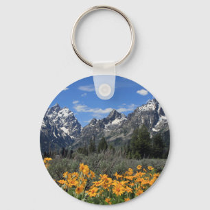 Schneebedeckte Grand Teton Range mit gelben Blumen Schlüsselanhänger
