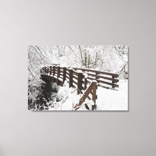 Schneebedeckte Holzbrücke Leinwanddruck (Vorderseite)