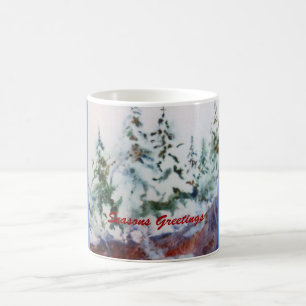Schneebedeckte Kiefern auf einer Tasse im Winterha