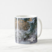 Schneebedeckte Kiefernäste Kaffeetasse (VorderseiteRechts)