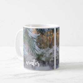 Schneebedeckte Kiefernäste Kaffeetasse