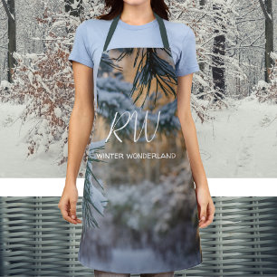 Schneebedeckte Kiefernäste Schürze