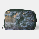 Schneebedeckte Kiefernäste Waschbeutel (Rückseite)
