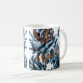 Schneebedeckte Kiefernstränge, Nadeln und Kegel Kaffeetasse (VorderseiteRechts)
