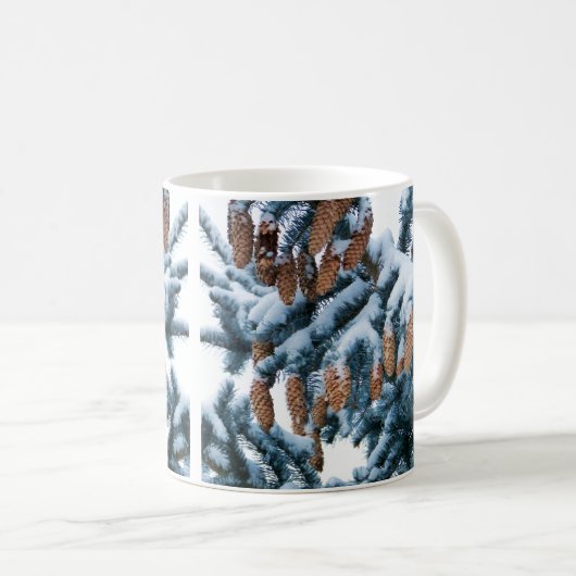 Schneebedeckte Kiefernstränge, Nadeln und Kegel Kaffeetasse (VorderseiteRechts)