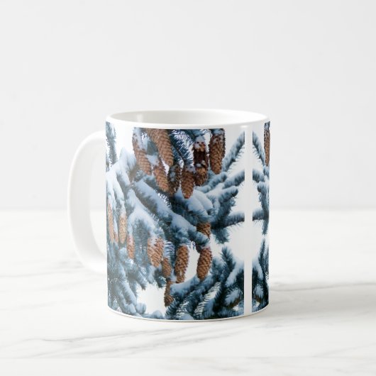 Schneebedeckte Kiefernstränge, Nadeln und Kegel Kaffeetasse (Vorderseite Links)