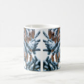 Schneebedeckte Kiefernstränge, Nadeln und Kegel Kaffeetasse (Mittel)