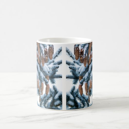 Schneebedeckte Kiefernstränge, Nadeln und Kegel Kaffeetasse (Mittel)