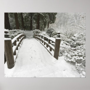 Schneebedeckte Mondbrücke, Japanischer Garten Poster