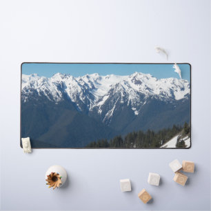 Schneebedeckte olympische Berglandschaft Schreibtischunterlage