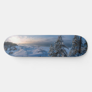 Schneebedeckte Ostseeküste Skateboard