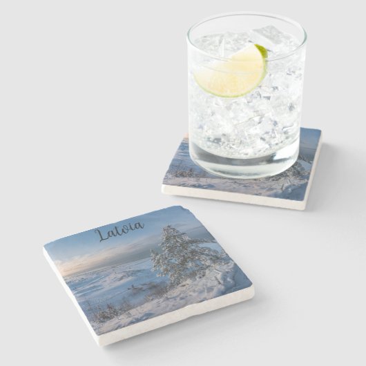 Schneebedeckte Ostseeküste Steinuntersetzer (Seitenansicht)