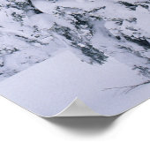 Schneebedeckte Pinien-Lodge Poster (Ecke)