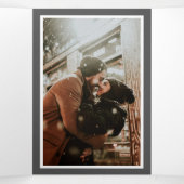 Schneebedeckte Pinienbäume Rustikale Waldhochzeit Dreifach Gefaltete Einladung (Innenseite Mitte)