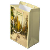 Schneebedeckte Pinienwälder Foto Weihnachten Mittlere Geschenktüte (Rückseite Schrägansicht)