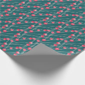 Schneebedeckte rote Beeren auf dunklem Grün Geschenkpapier (Ecke)