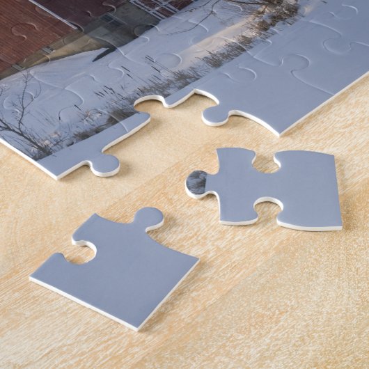 Schneebedeckte rote Scheune im Winter Puzzle (Seite)