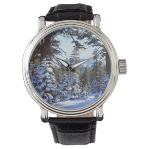 Schneebedeckte Rottannen im High Sierra 2 Armbanduhr