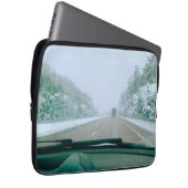 Schneebedeckte schwedische Rundreise Laptopschutzhülle (Vorne Rechts)