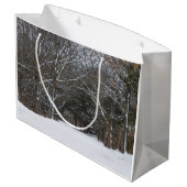 Schneebedeckte Straße Große Geschenktüte (Rückseite Schrägansicht)