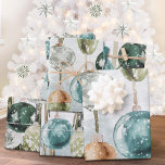 Schneebedeckte Vintage Glattlederdekorationen Geschenkpapier Set<br><div class="desc">Ein Urlaubspapier mit Aquarellmalerei,  das Vintage Glasschmuck auf Seidenband hängt,  vor einem stürmischen Winterwaldhintergrund.</div>
