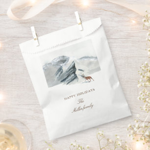 Schneebedeckte Wald-Eleganz zur Weihnachtszeit Geschenktütchen