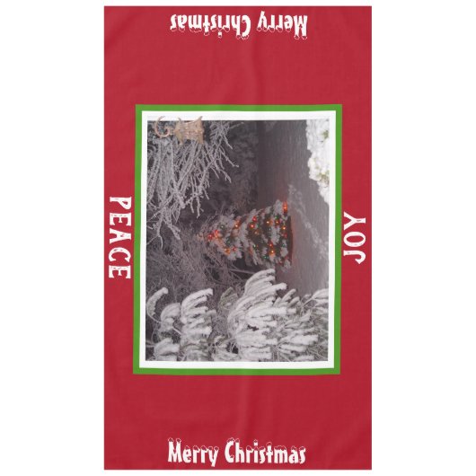 Schneebedeckte Weihnachtsbaum Lichter Rot Grün Gro Tischdecke (Vorderseite)