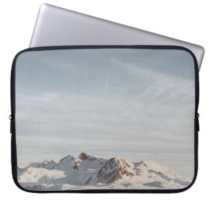 SCHNEEBEDECKTER BERG BEI TAGESLICHT LAPTOPSCHUTZHÜLLE
