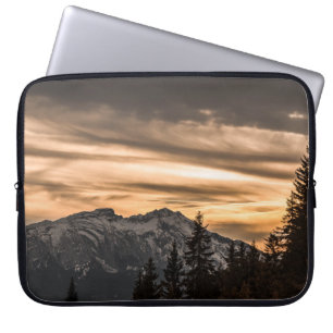 SCHNEEBEDECKTER BERG BEIM SONNENUNTERGANG LAPTOPSCHUTZHÜLLE
