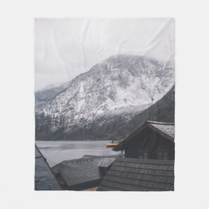 SCHNEEBEDECKTER BERG IN DER NÄHE DES WASSERKÖRPE FLEECEDECKE