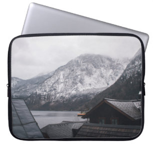 SCHNEEBEDECKTER BERG IN DER NÄHE DES WASSERKÖRPE LAPTOPSCHUTZHÜLLE