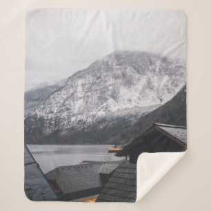 SCHNEEBEDECKTER BERG IN DER NÄHE DES WASSERKÖRPERS SHERPADECKE