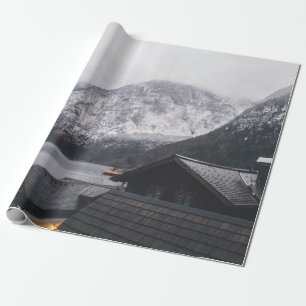 SCHNEEBEDECKTER BERG IN DER NÄHE EINES GEWÄSSERS GESCHENKPAPIER