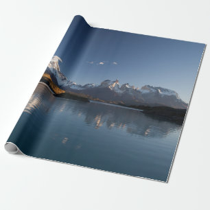 SCHNEEBEDECKTER BERG IN REFLEXIVER FOTOGRAFIE GESCHENKPAPIER